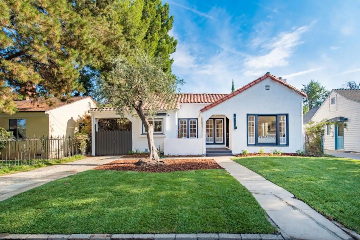 Primary Photo - 10728 Aqua Vista St