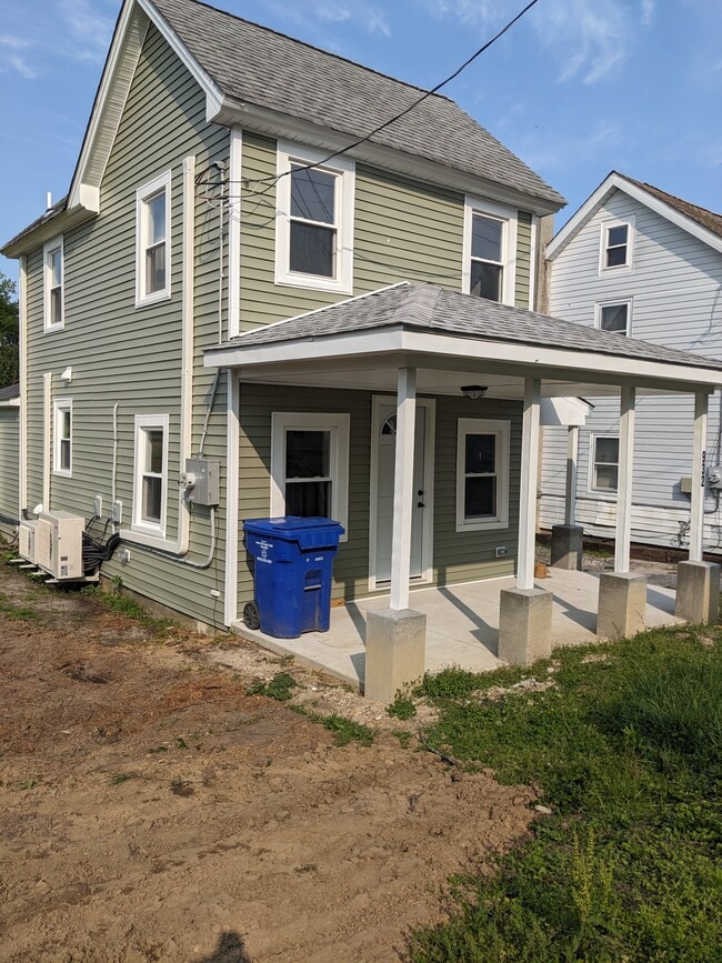 Building Photo - 932 Main St