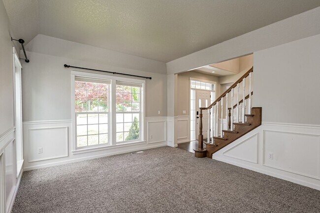 Building Photo - 3 Bed 2.5 Bth Upper Floor Unit + A/C + Fireplace + Large Deck