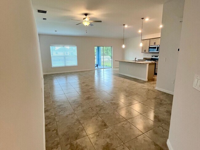 Building Photo - 3 Bedroom Single Family Home in Fort Myers