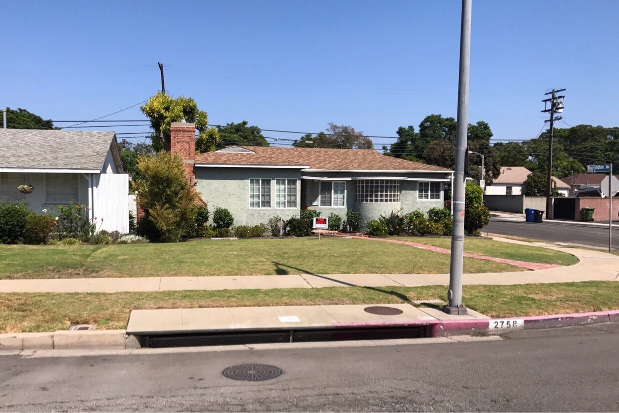 Building Photo - 2758 S Barrington Ave