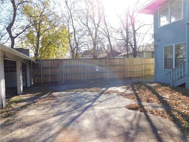 Building Photo - 826 N Bishop Ave