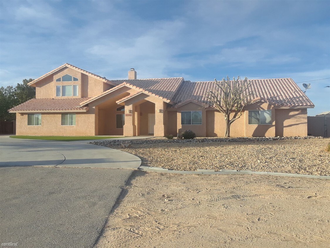 Foto principal - 4 br, 3 bath House - 19920 Yucca Loma Rd
