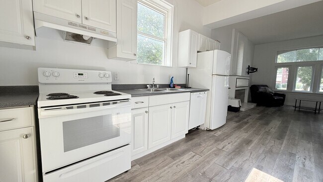 Building Photo - 567 Queens Ave
