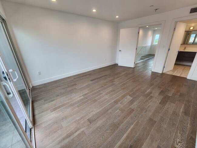 Building Photo - 6810 Simpson Ave