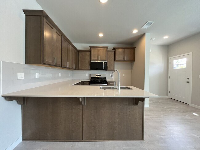 Foto del edificio - Beautiful Newer Construction 4 Bedroom Forest Grove Home with Open Layout, Quartz Kitchen & Moder...