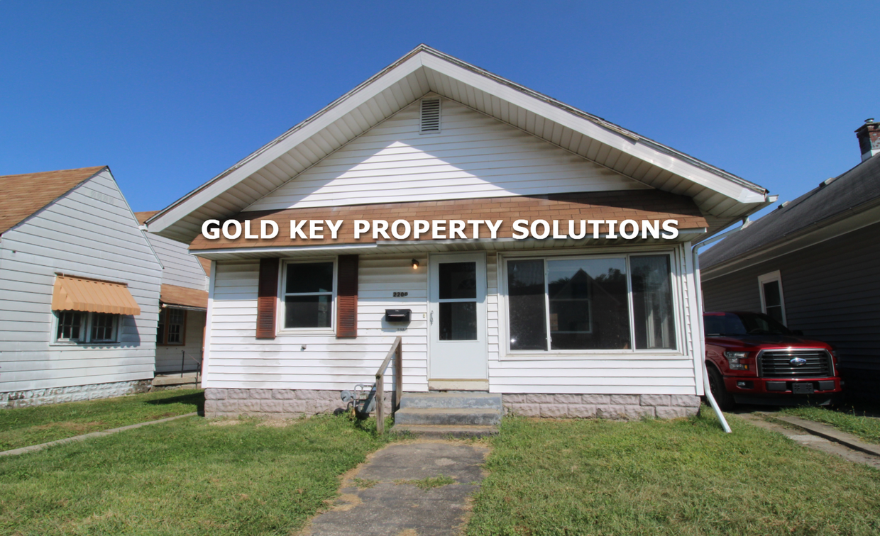 Foto principal - Large 2 bed, 1 bath w/ fenced yard & wood ...