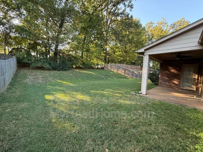Building Photo - 1715 Bellevue Grove Cove