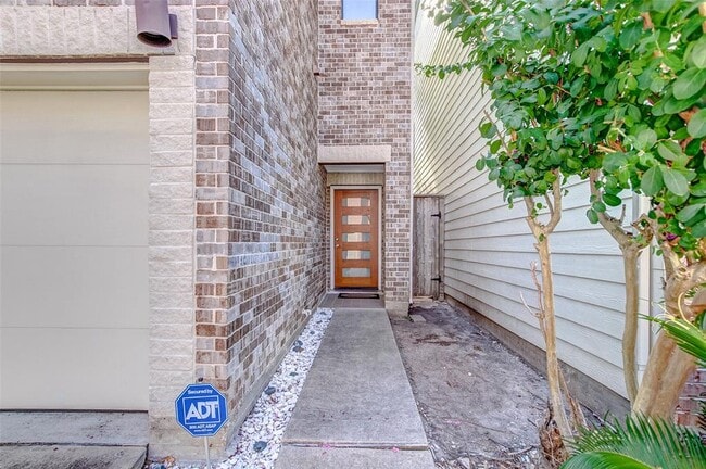 Building Photo - 8624 Meadowcroft Dr