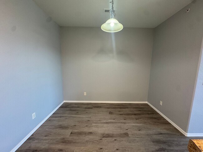 Foto del edificio - Move-In Ready Top-Floor Condo with New Flooring & Fresh Paint