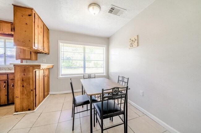 Building Photo - 9129 Chatwood Dr