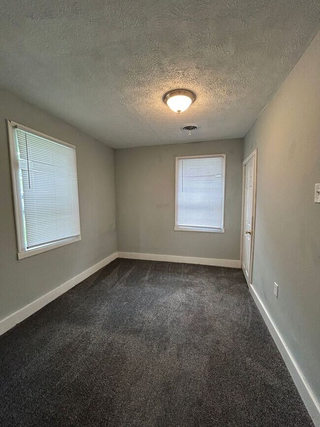 Building Photo - Beautiful 2 bedroom