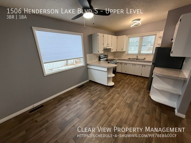 Building Photo - Centrally located 3 bedroom, 1 bathroom upper suite with UTILITES INCLUDED!