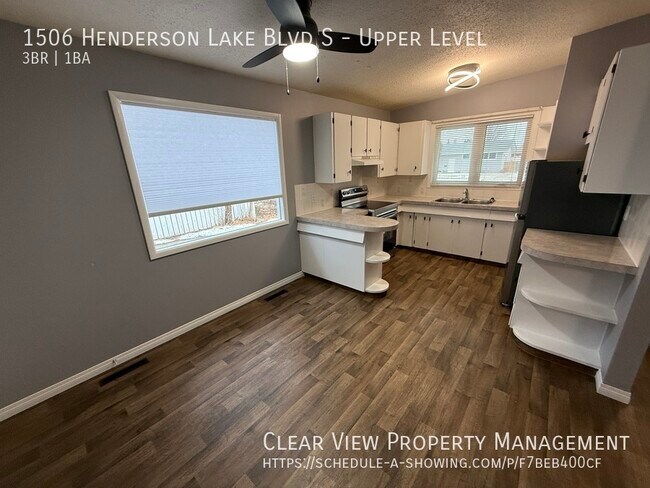 Photo du bâtiment - Centrally located 3 bedroom, 1 bathroom upper suite with UTILITES INCLUDED!