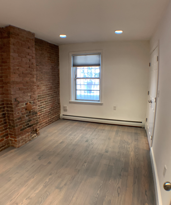 Building Photo - 123 Saint Botolph St