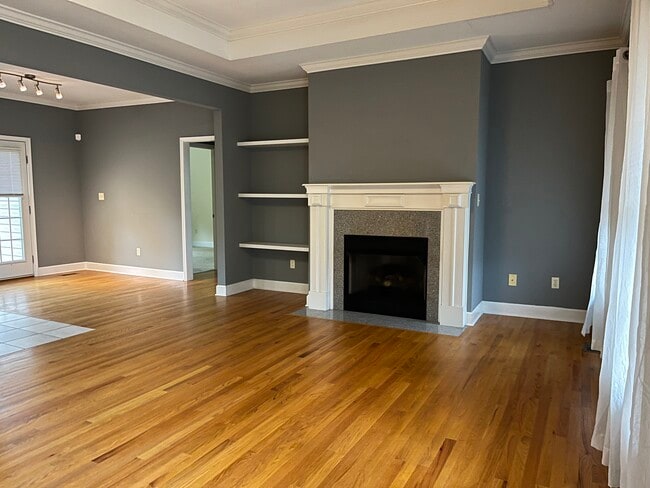 Building Photo - 2 Larchmont Ln