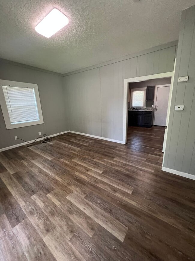 Foto del edificio - PRE-LEASING!! - AVAILABLE 7/10/26- Two Bedroom/ 1 Bathroom House