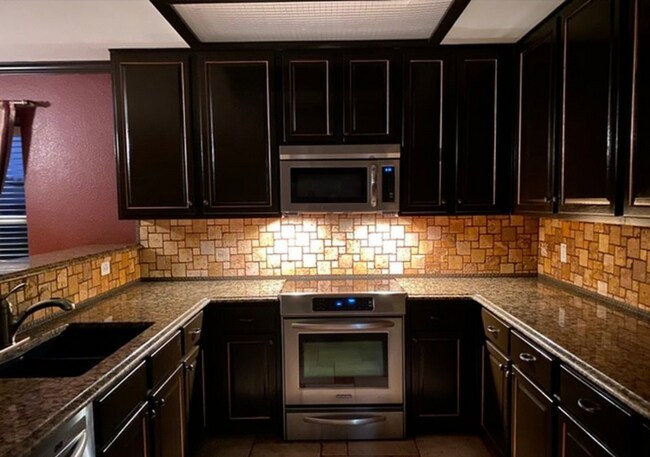 Building Photo - 4602 Echo Lake Dr
