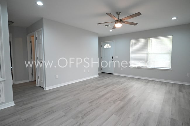 Building Photo - 3/2 in Pensacola!