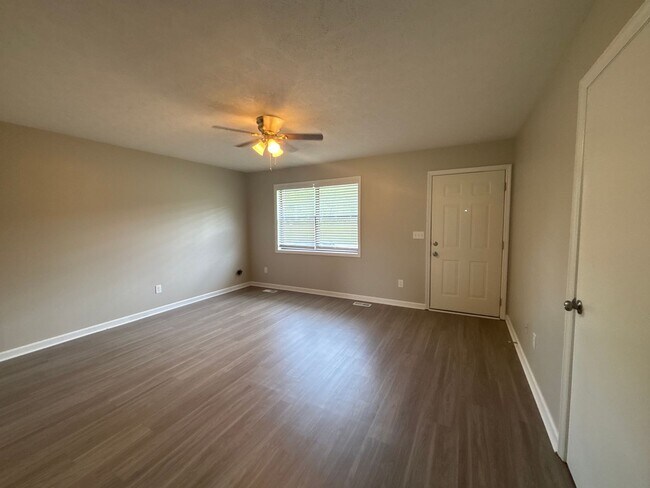 Foto del edificio - 1/2 OFF MOVE IN SPECIAL !! -  2 Bedroom Du...