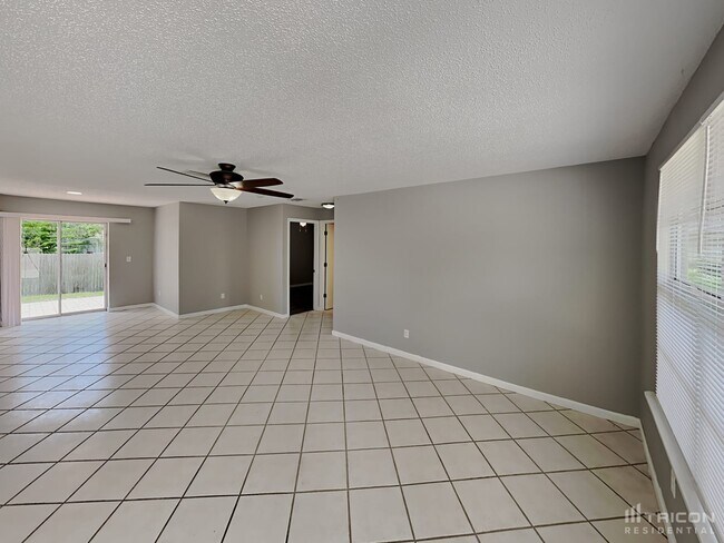Building Photo - 5513 3rd Avenue Plaza W Bradenton FL