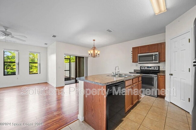 Foto del edificio - 1375 Lara Cir