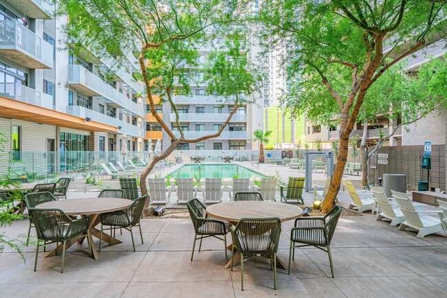 Foto del edificio - 333 E Roosevelt St