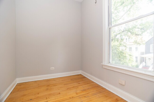 Foto del edificio - 2922 N Dawson Ave