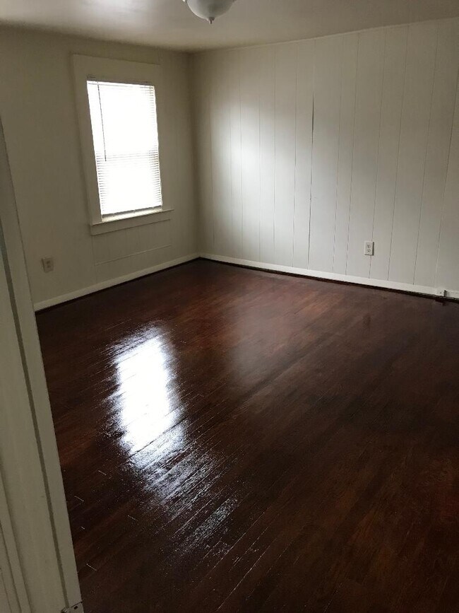 Building Photo - 4 Bed / 2 Bath Single Family Home