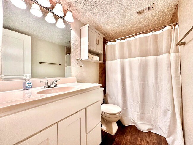 Foto del edificio - 1 Bed 1 Bath Steps from the UT Campus!