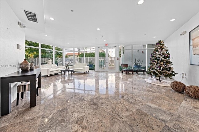 Foto del edificio - 2000 Bay Dr