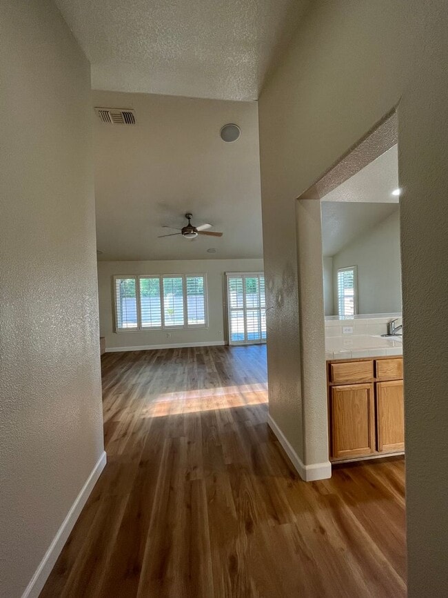 Building Photo - Hard to find Dixon single story home!