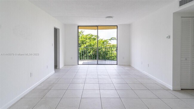 Building Photo - 9320 Fontainebleau Blvd