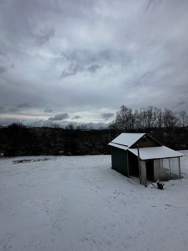 Foto del edificio - 223 Vinegar Hill Rd