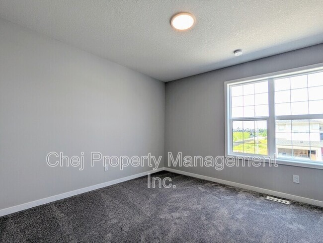 Building Photo - 9487-9227 227 St NW