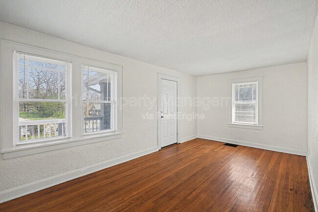 Foto del edificio - 3315 E 52nd St