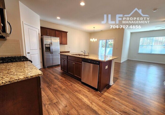 Building Photo - Must See 4 bed/2 bath Ranch Minutes Away f...