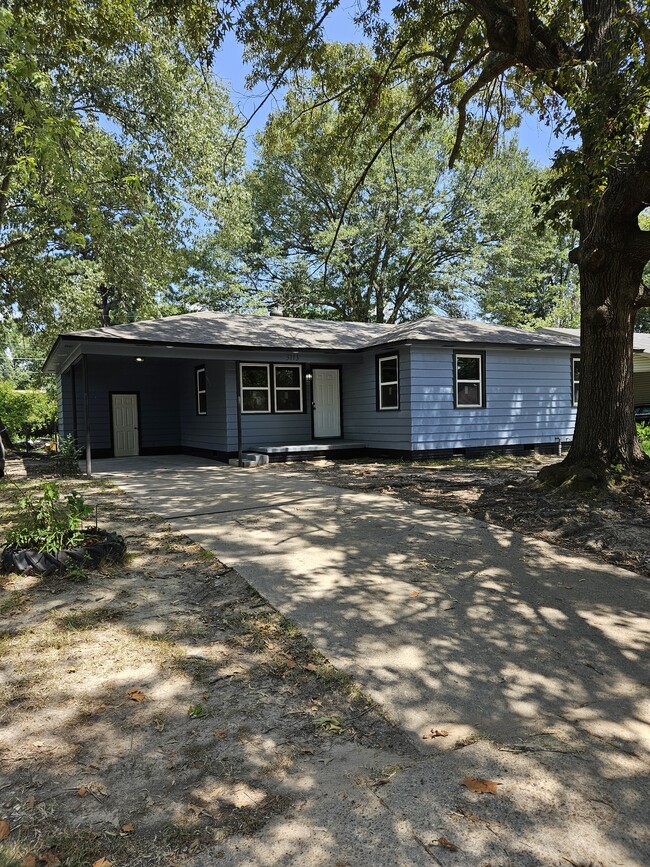 Building Photo - 3113 Tulip St