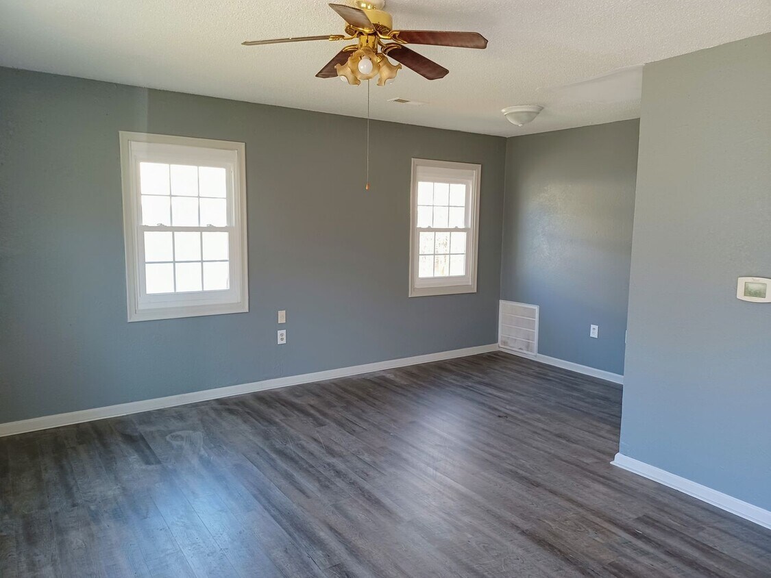 Primary Photo - Cute 2 bedroom, 1 bath home on South side