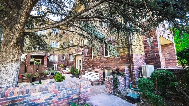 Building Photo - 1 bedroom condominium is in the prestigiou...