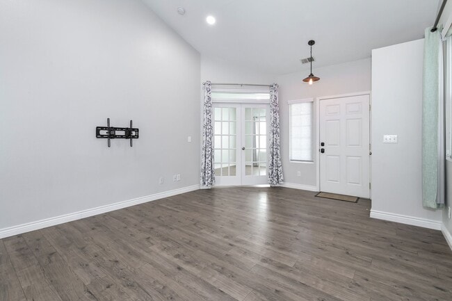 Building Photo - Bright & Airy 3 Bed/2 Bath with Attached Garage