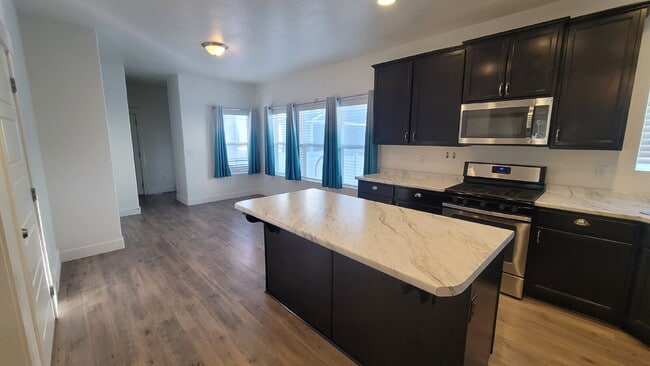 Foto del edificio - 3 bed 2.5 bath home for Rent. Pet Friendly!