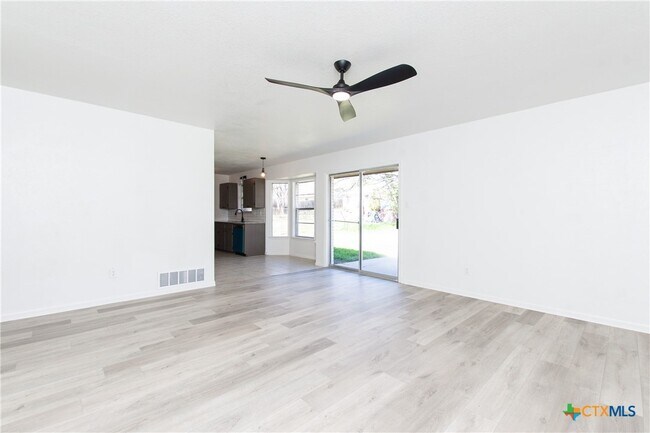 Foto del edificio - 1609 Hughes Ave