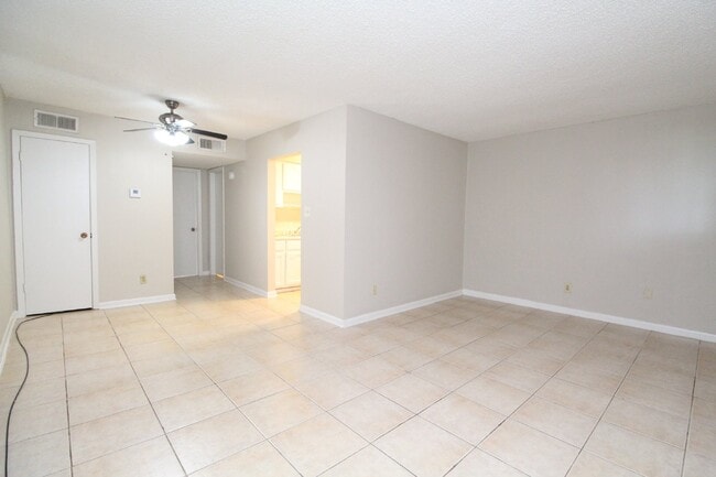Foto del edificio - Updated 1-Bedroom Condo in Bay Winds – Wat...
