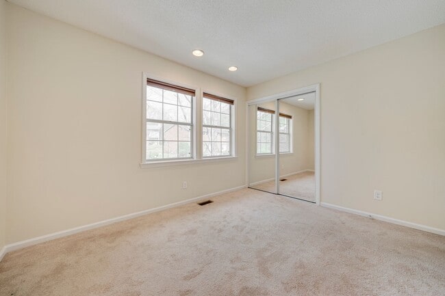 Building Photo - Available April! Convenient 2 BR/2.5BA Townhome