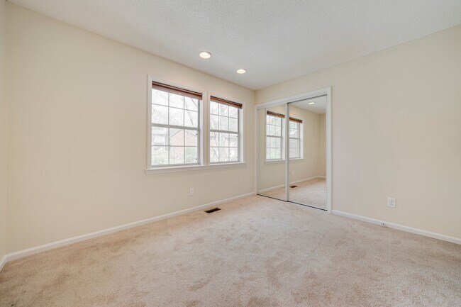 Foto del edificio - Available April! Convenient 2 BR/2.5BA Townhome