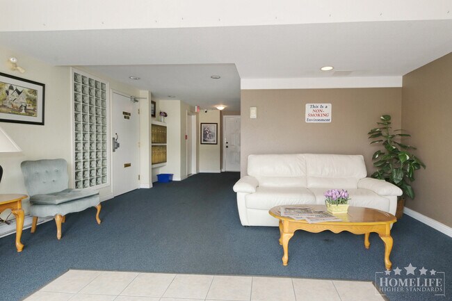 Building Photo - Spacious Top Floor Two Bedroom Condo with Unobstructed Mountain Views