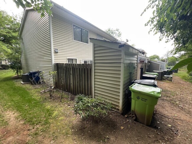Foto del edificio - 5851 Shady Grove Cir