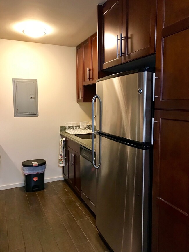 Building Photo - Beautiful & Convenient 2/2/2 Unit