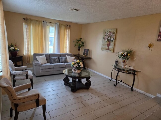 Foto del edificio - 2217 Colonial Ct